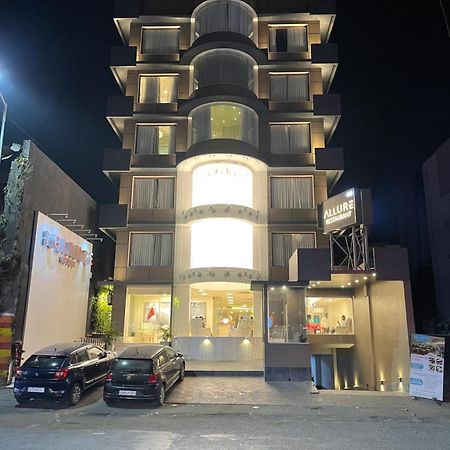 De Glance Hotel سورات المظهر الخارجي الصورة